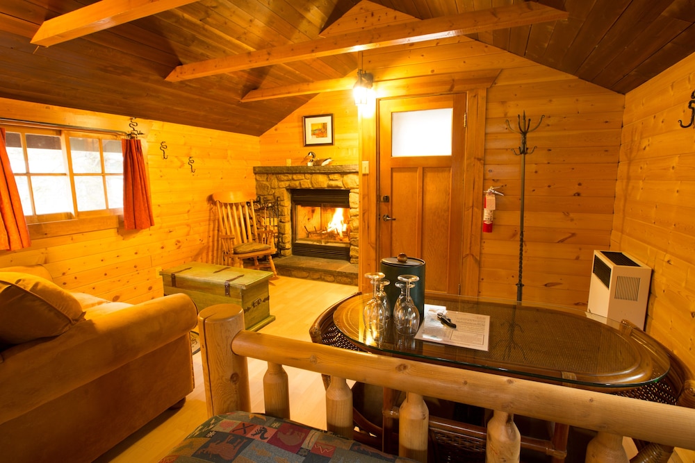 Storm Mountain Lodge Cabins & Dining