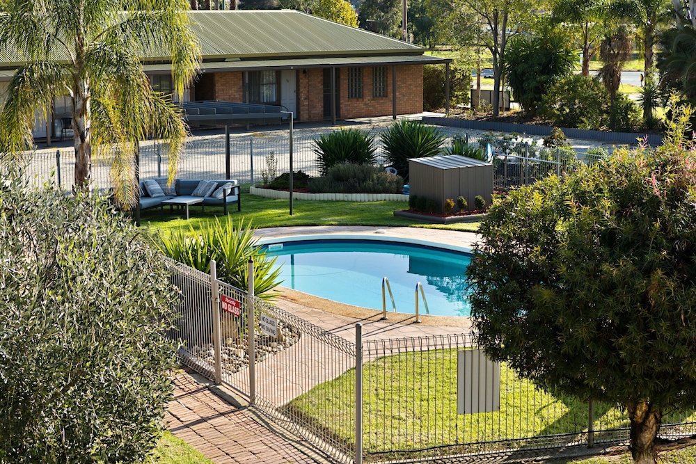 Statesman Motor Inn