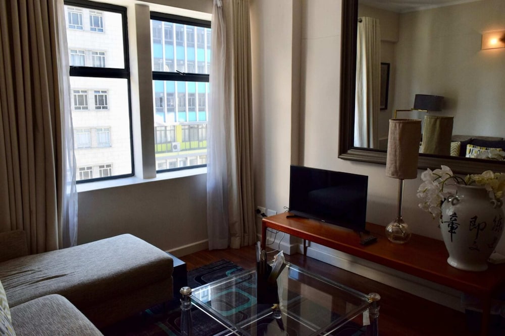 Stylish Apartment with Rooftop Pool & City Views view 2