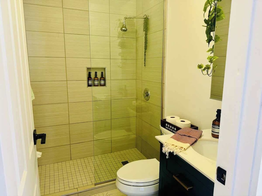 Jungle House Downtown Columbus – Modern Boutique Suites