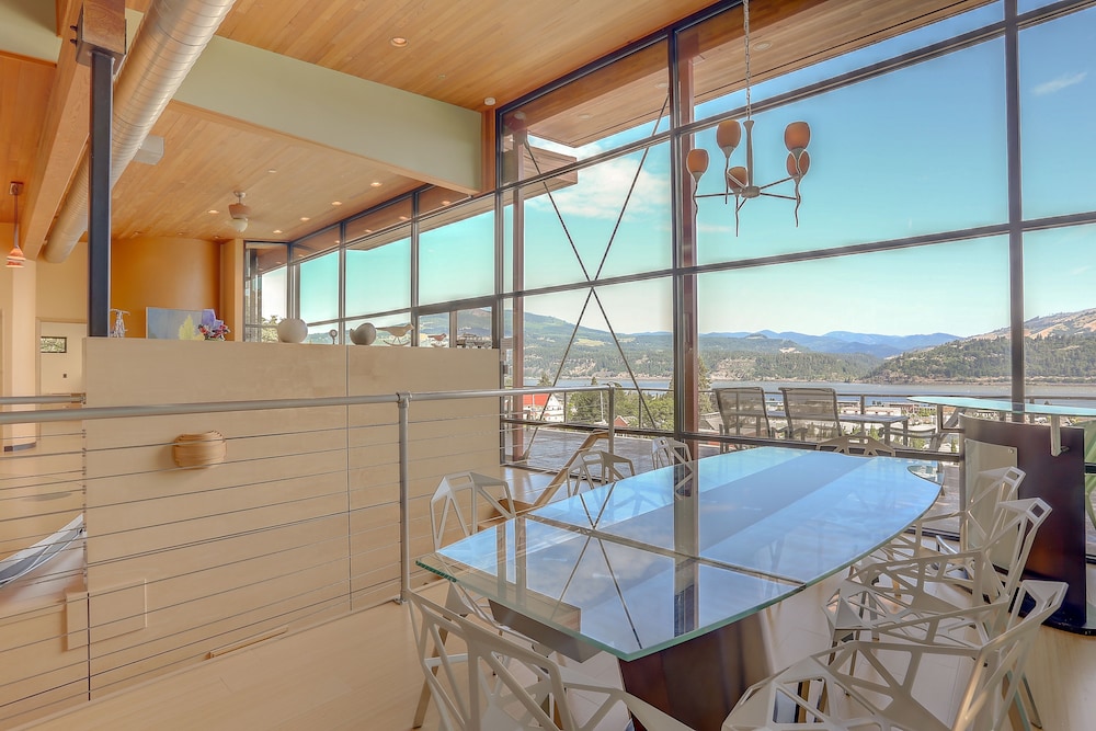 Alizes Modern Home with Views of the Columbia River Gorge by RedAwning