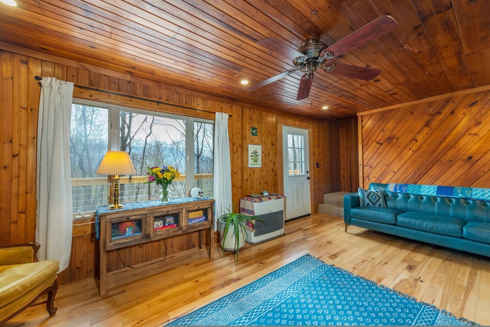Heart Soul Log Cabin Sanctuary w Walking Trails