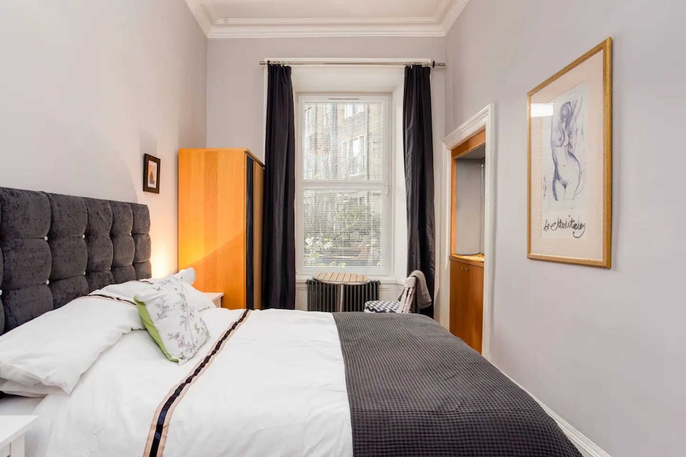 Spacious 2 Bedroom House Near The Meadows view 3