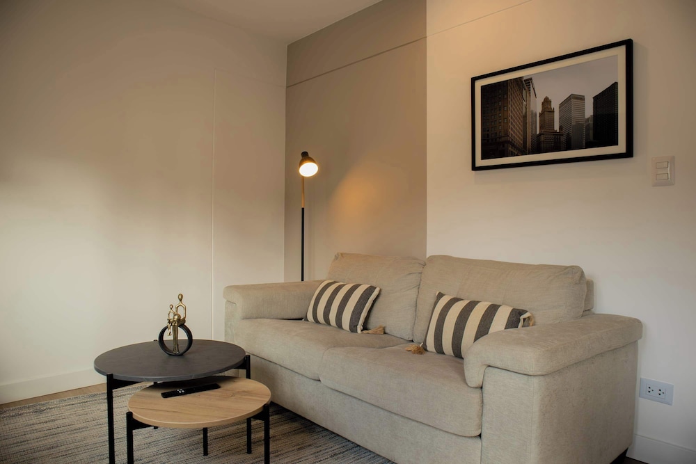 w Astounding 1BR in San Isidro