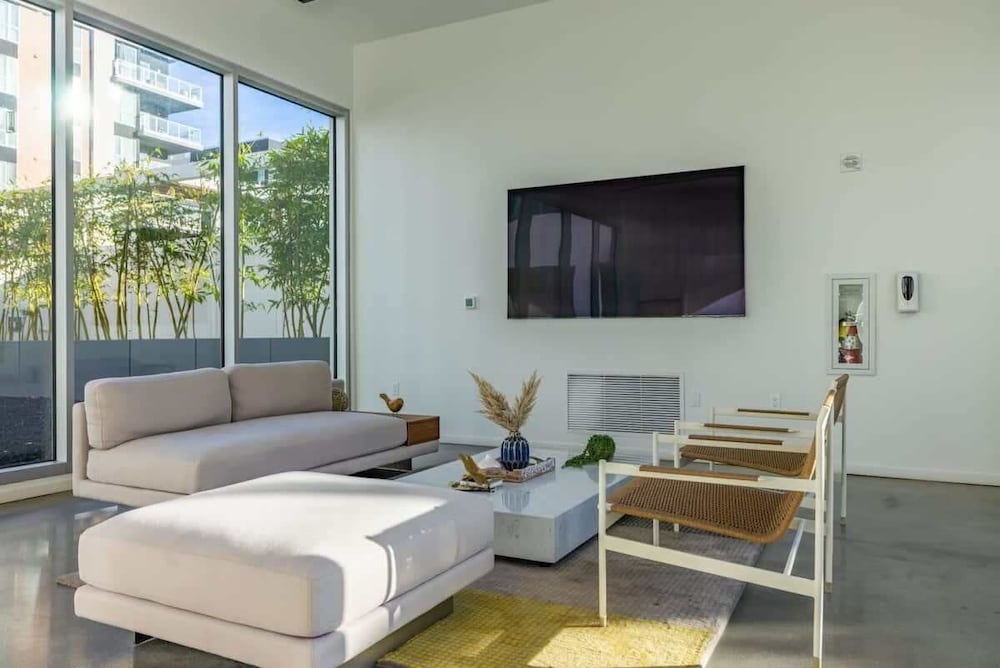 @ Marbella Lane - Grand 2BR w/ Beach & Ocean Views