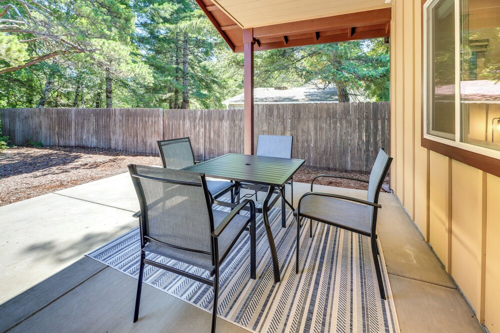 Family-friendly Florence Home: 3 Mi to the Coast!