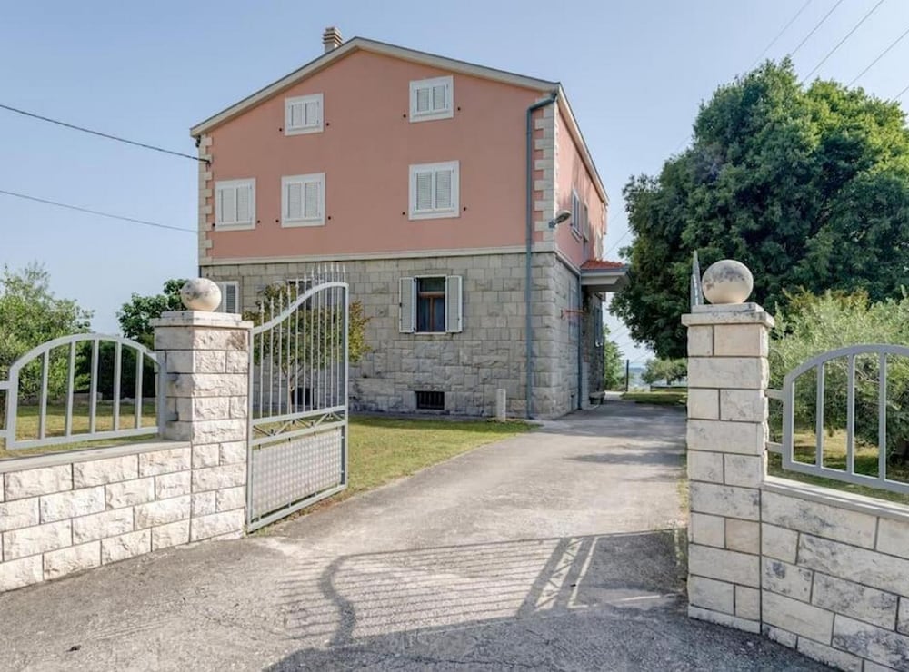 Charming Retreat Holiday Home Mravince With Pool