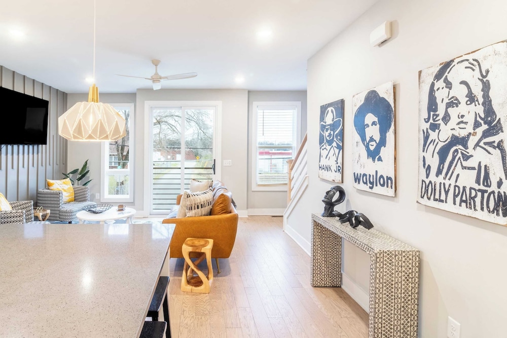 Monty by Avantstay 4bdr 4ba, Balcony w/ Outdoor Seating, 5mins to DT