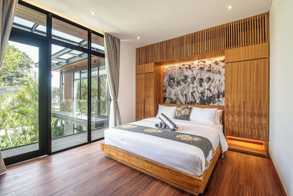 Elegant 6BR Canggu Retreat Just 400m to the Ocean