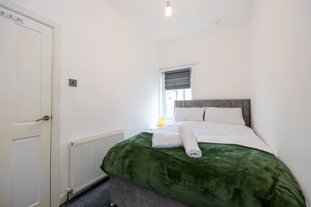 Immaculate 3-bed House in Accrington view 4