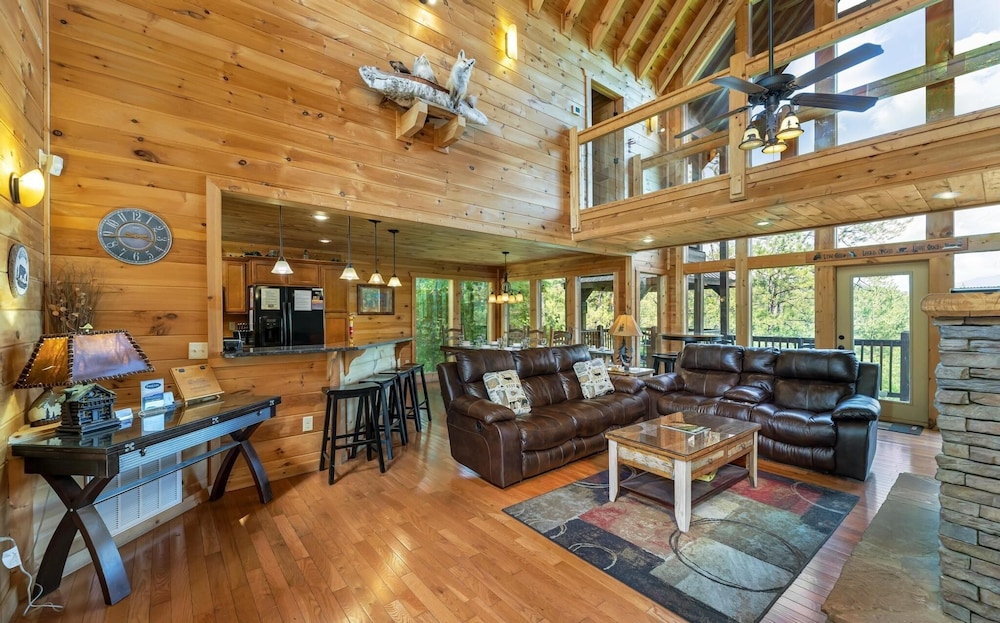 A Suite Mountain View - 4 Bedrooms, 4 Baths, Sleeps 12 Home by RedAwning