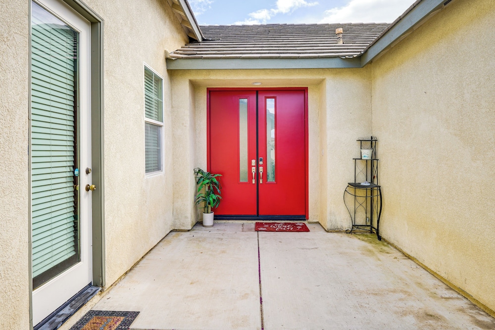 8 Mi to Beach Park: Bakersfield Gem w/ Yard!