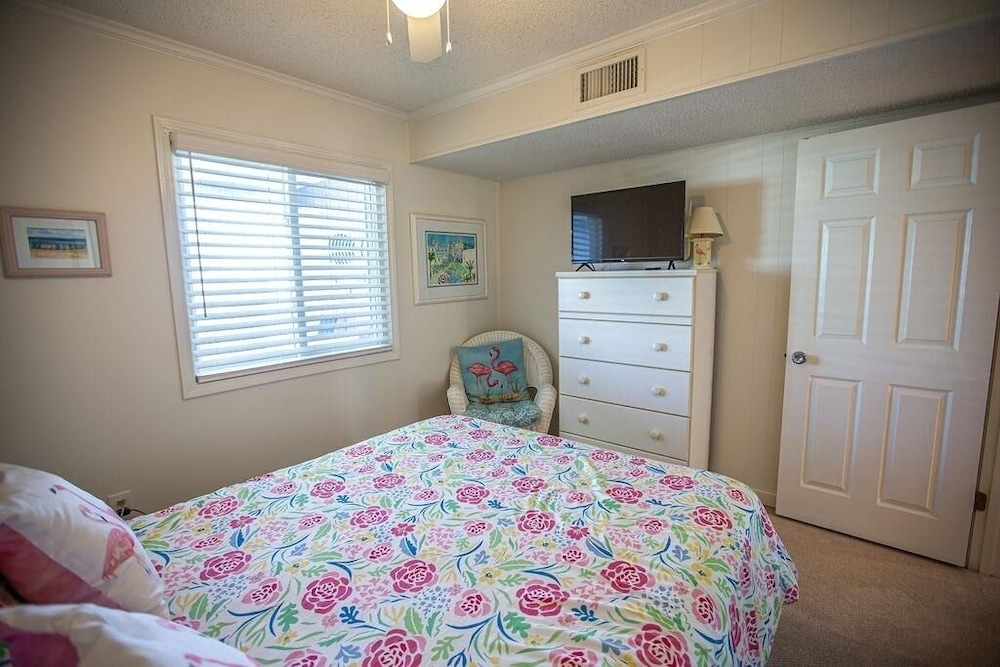 Feelin' Beachy-7a 2 Bedroom Home by RedAwning