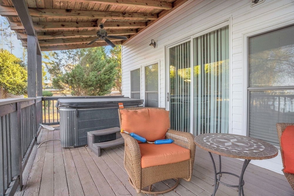 Luxury Lakefront 4br: Jacuzzi, Game Room & Wi-fi