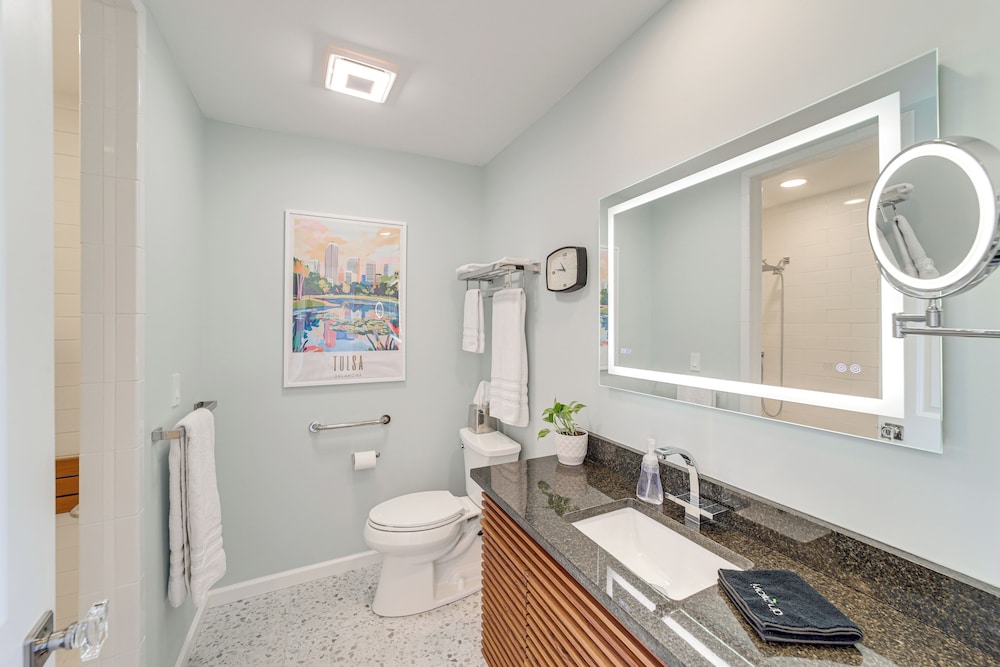 Walk to Gathering Place & Brookside: Tulsa Studio
