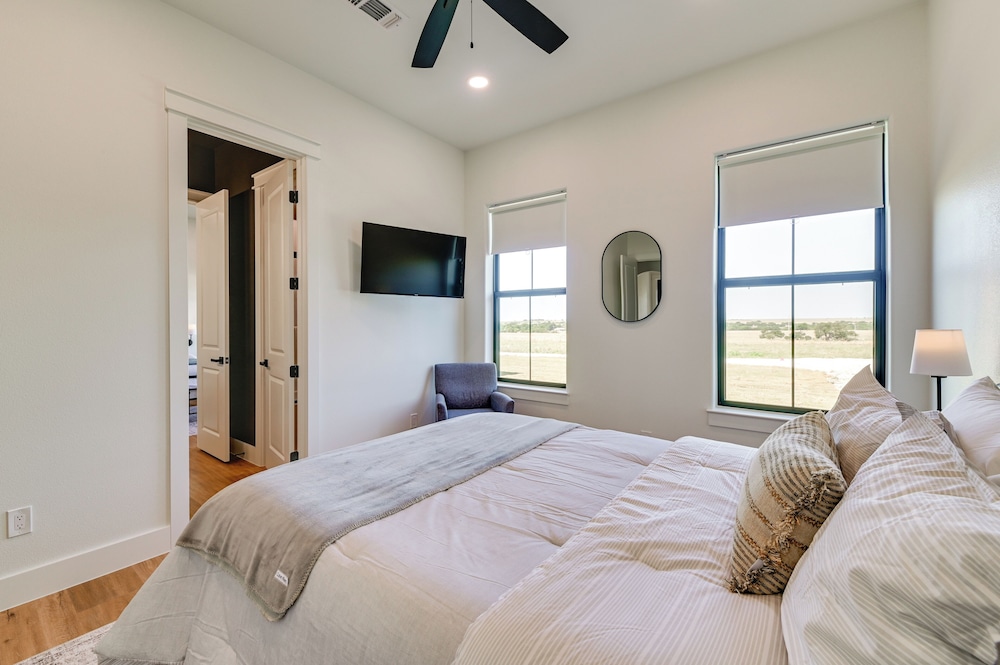 Rural Home w/ Hot Tub < 7 Mi to Winery & Golfing