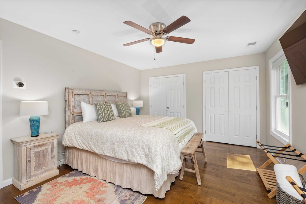 Sleeps 20, Entire Duplex Patio + Fire Pit 6 Minutes to Downtown Asheville