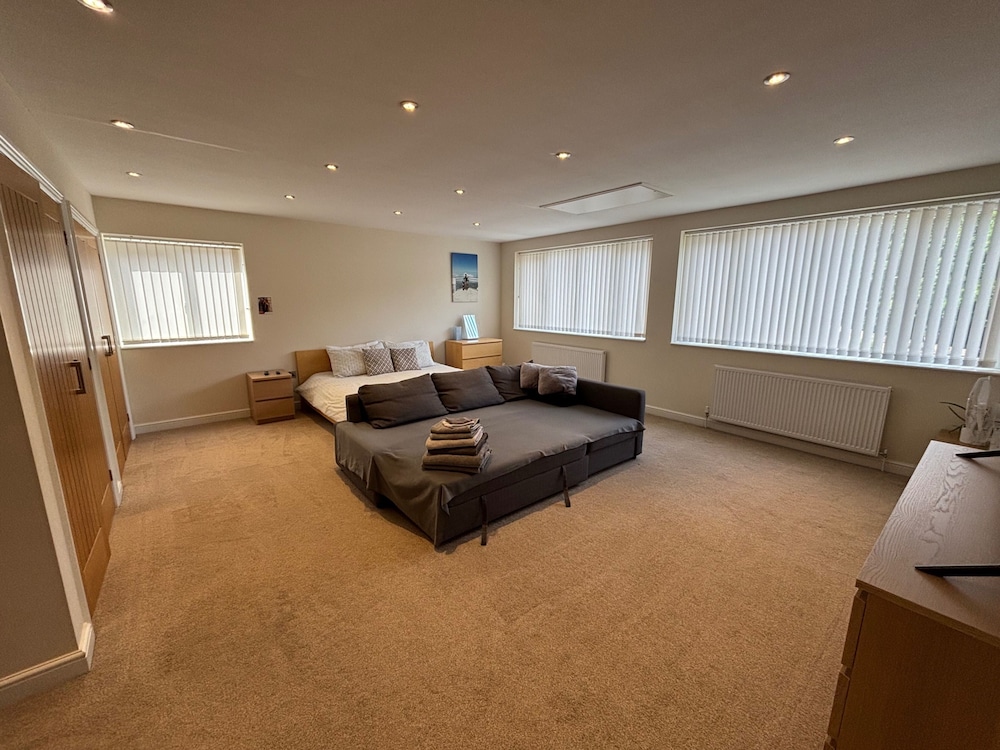 12 Guests - Hot Tub - Free Parking in Huddersfield