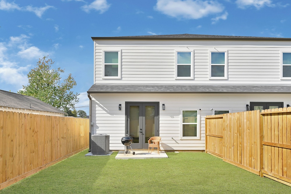 5 Mi to NRG Stadium: Modern Escape w/ Patio & Yard