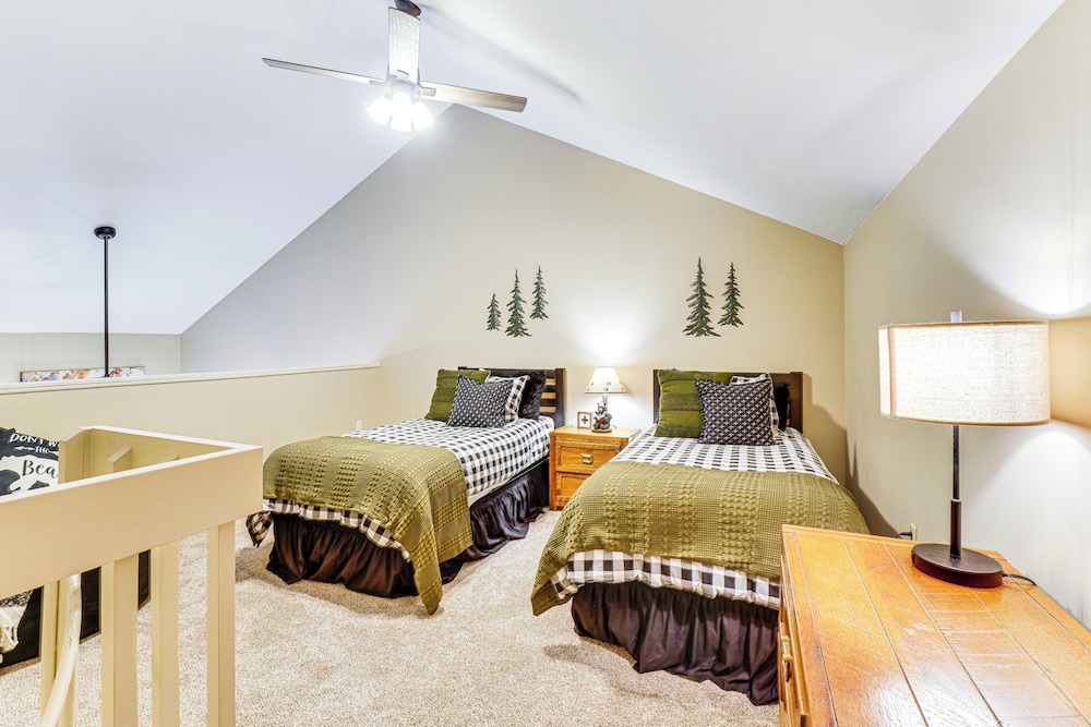 Ski, Hike & Explore: Mtn-view Haven in Gatlinburg!