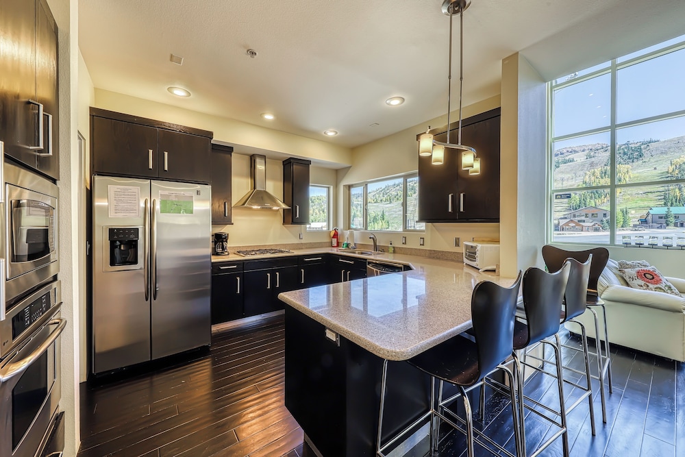 Modern 1BR Mountain View Balcony Steps to Lift