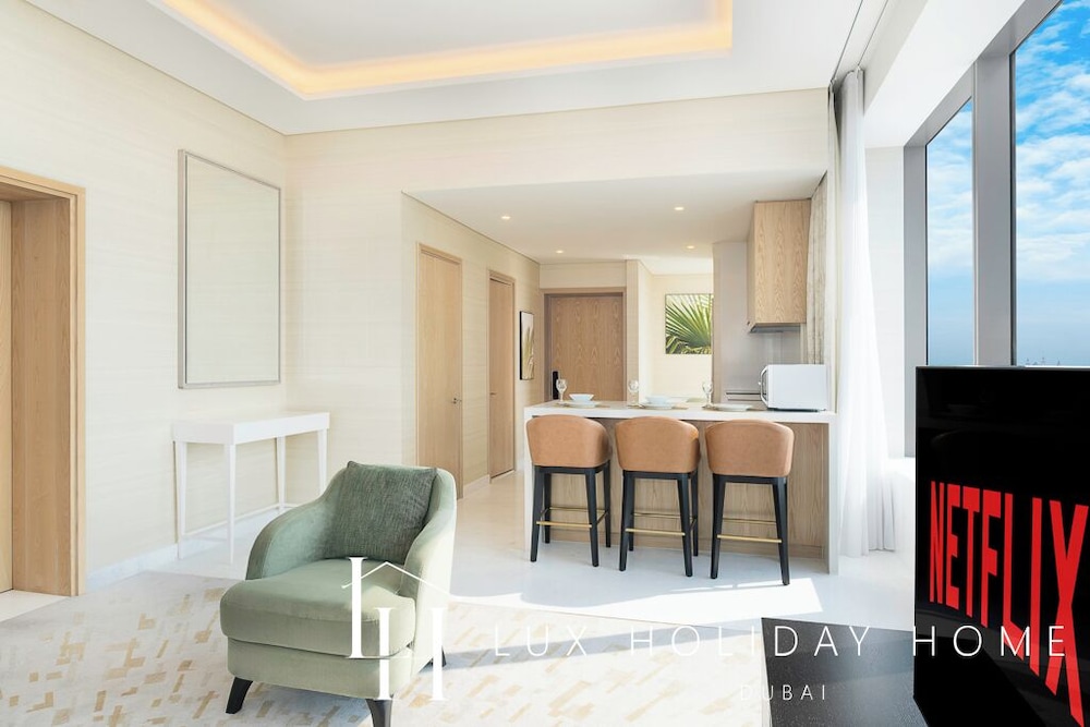 LUX Iconic Views at Palm Tower Suite 4