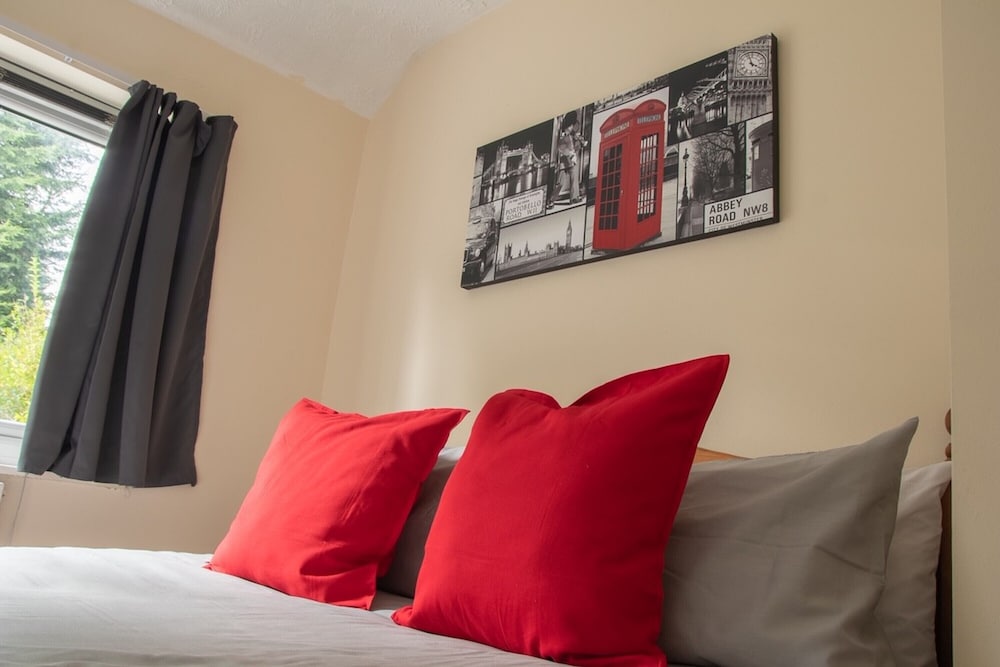 Bridge House 5 Beds up to 8 People Contractors Reunions Long or Short Stays view 3
