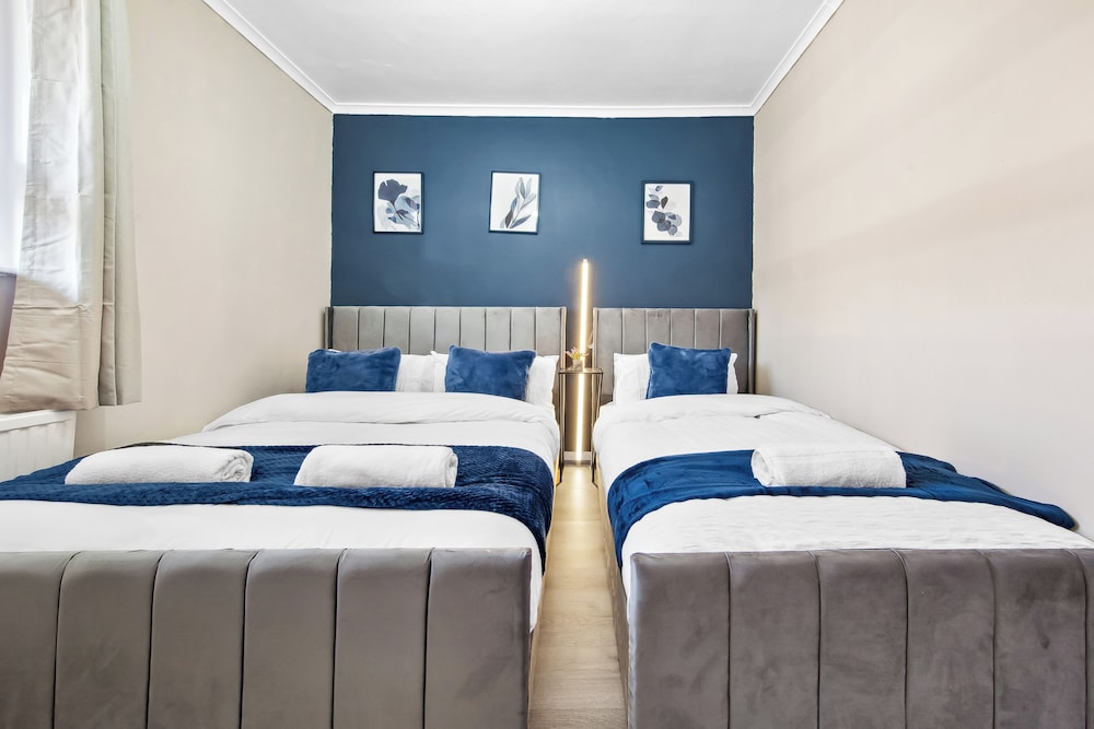 Modern 2-Bed Apartment Sleeps 7