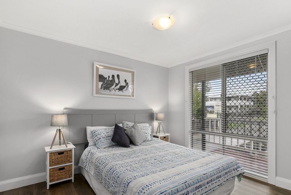 Settle in on 260 Settlement in Cowes view 2