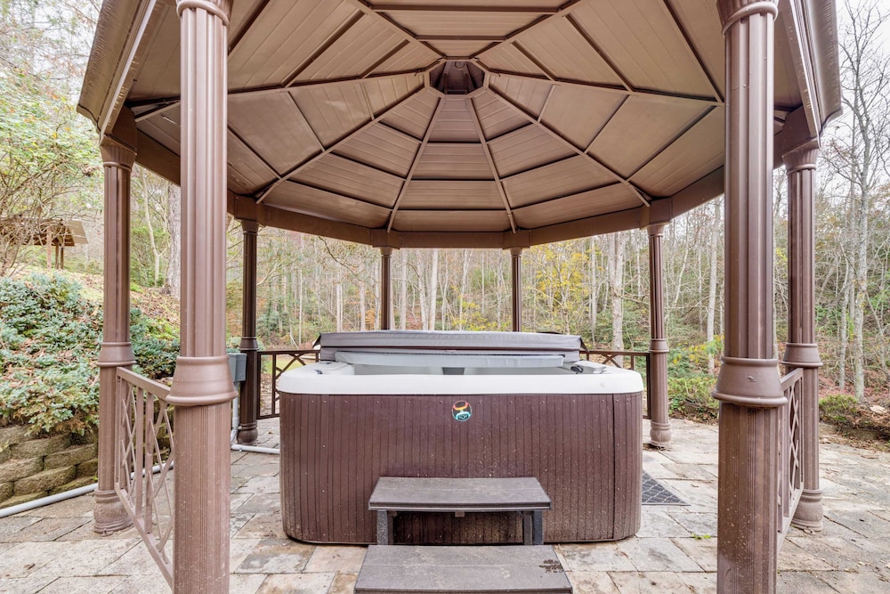 Artful Craftsman Hot Tub, Firepit, and Pond Gatlinburg + National Parks