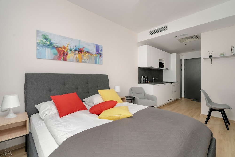 Old Market Square Studio by Renters