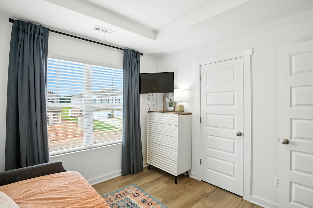 New modern Townhouse, 3BR, 2.5B, near Mid City