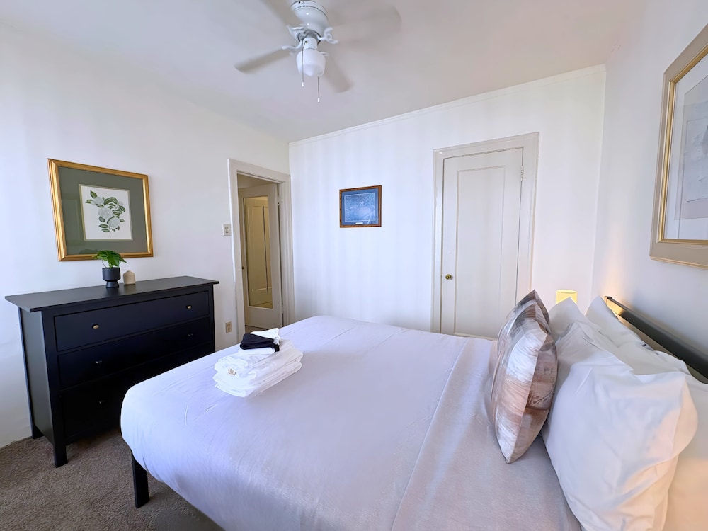 1BR Gold Coast Vintage Gem - SP 1700