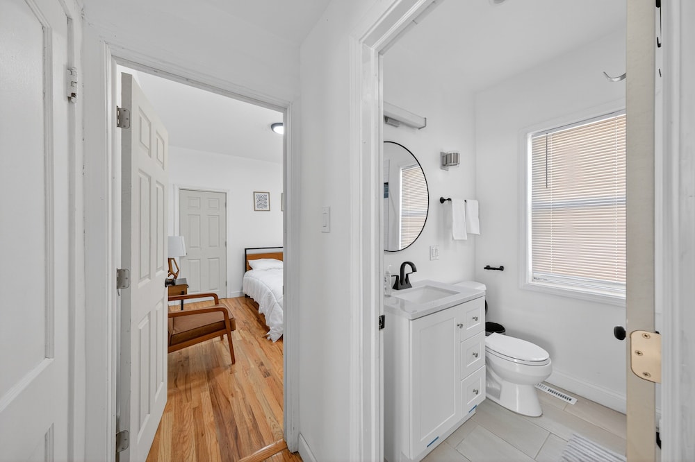 Chicago Getaway With Pool Table & Modern Comfort 3 Bedroom Home