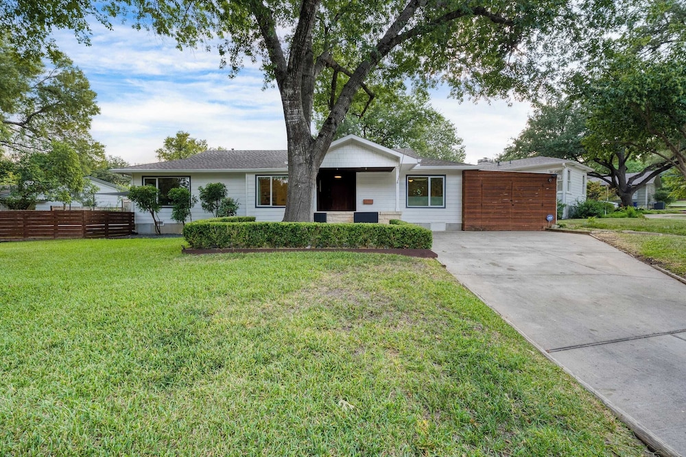 Modern Austin Home w/ Pool, Putting Green & Coffee Nook Townes Retreat by Avantstay