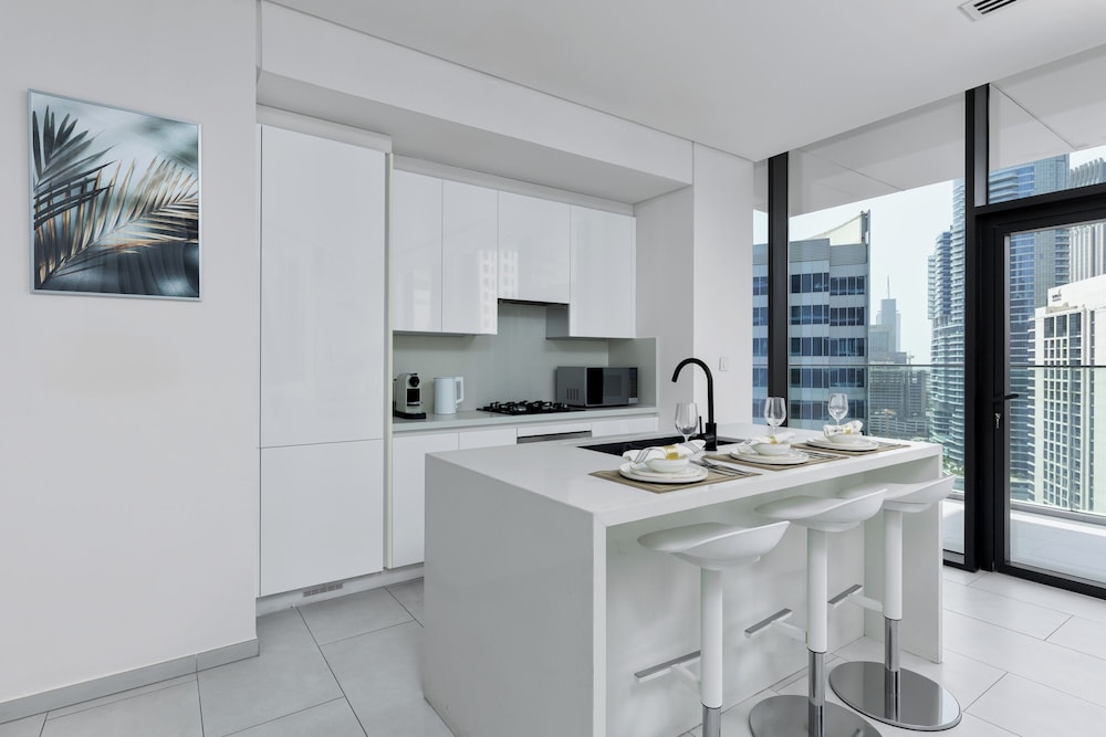 Maison Privee - Sky-High Panoramic Apt with Iconic Burj Khalifa Views