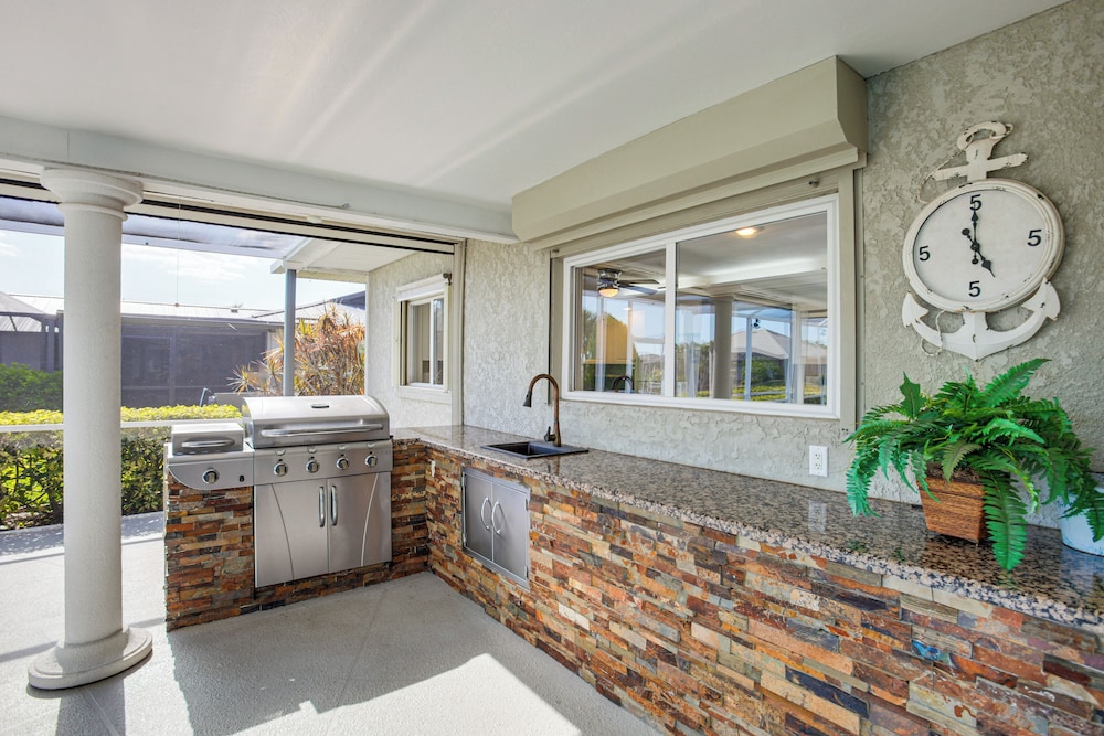Dock & Outdoor Kitchen: Waterfront Cape Coral Home