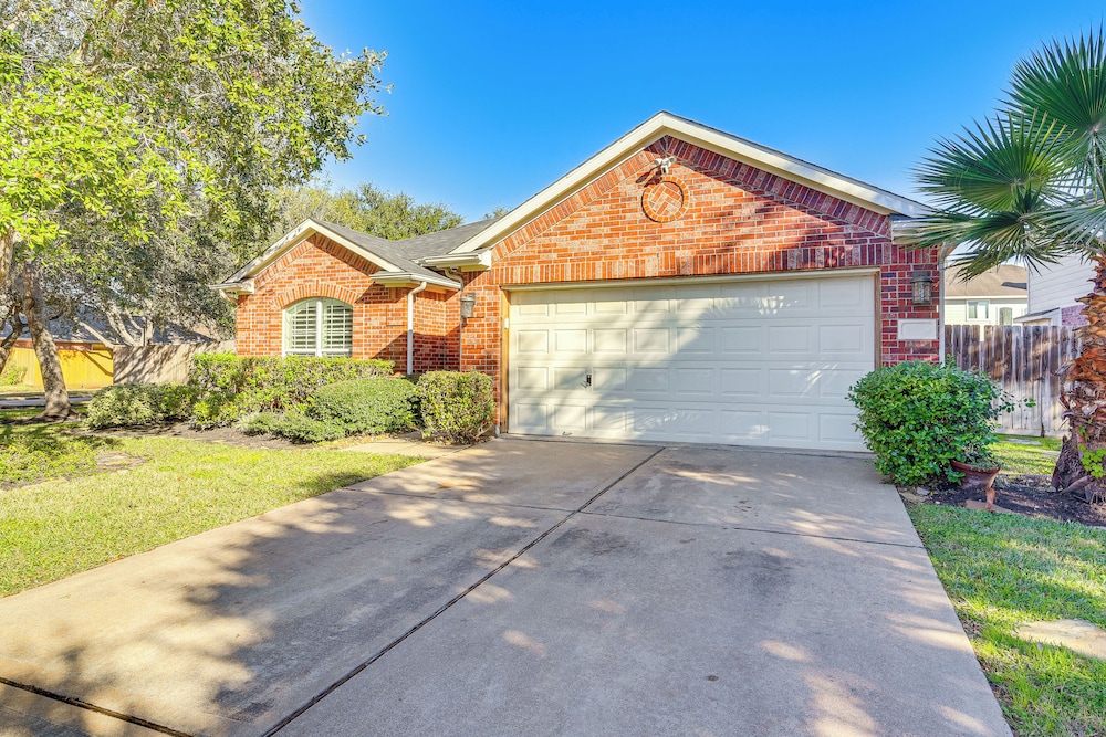 Community Pool & Courts: Missouri City Gem w/ Yard