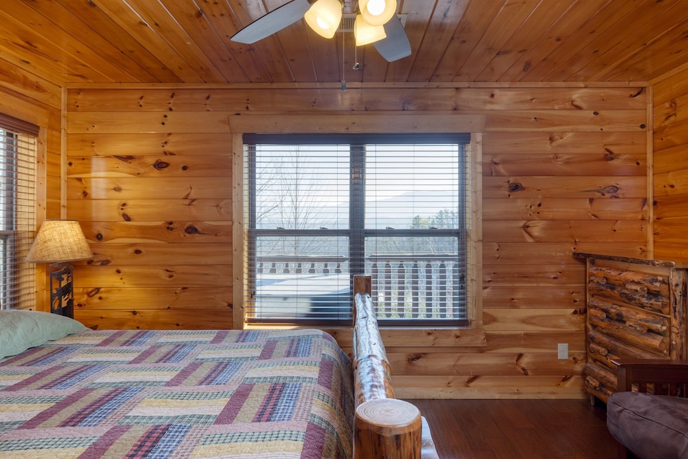 Grand View Lodge Panoramic Views Hot Tubs Game Room Theater Sleeps 56 Guests