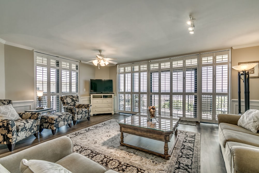 South Wind 301 4 Br condo by RedAwning