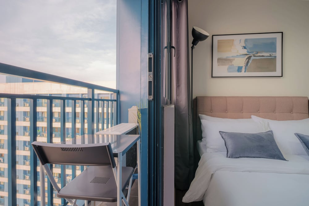 Room-sleek Studio With City Views on the