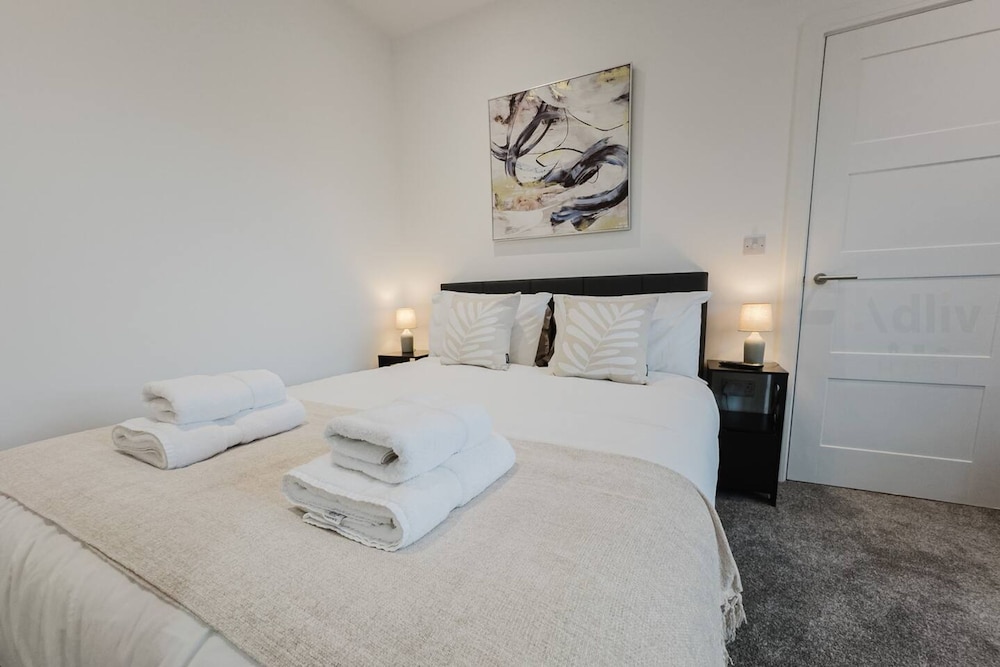 Luxury Seaside Home Parking Sleeps 8 by Adliv