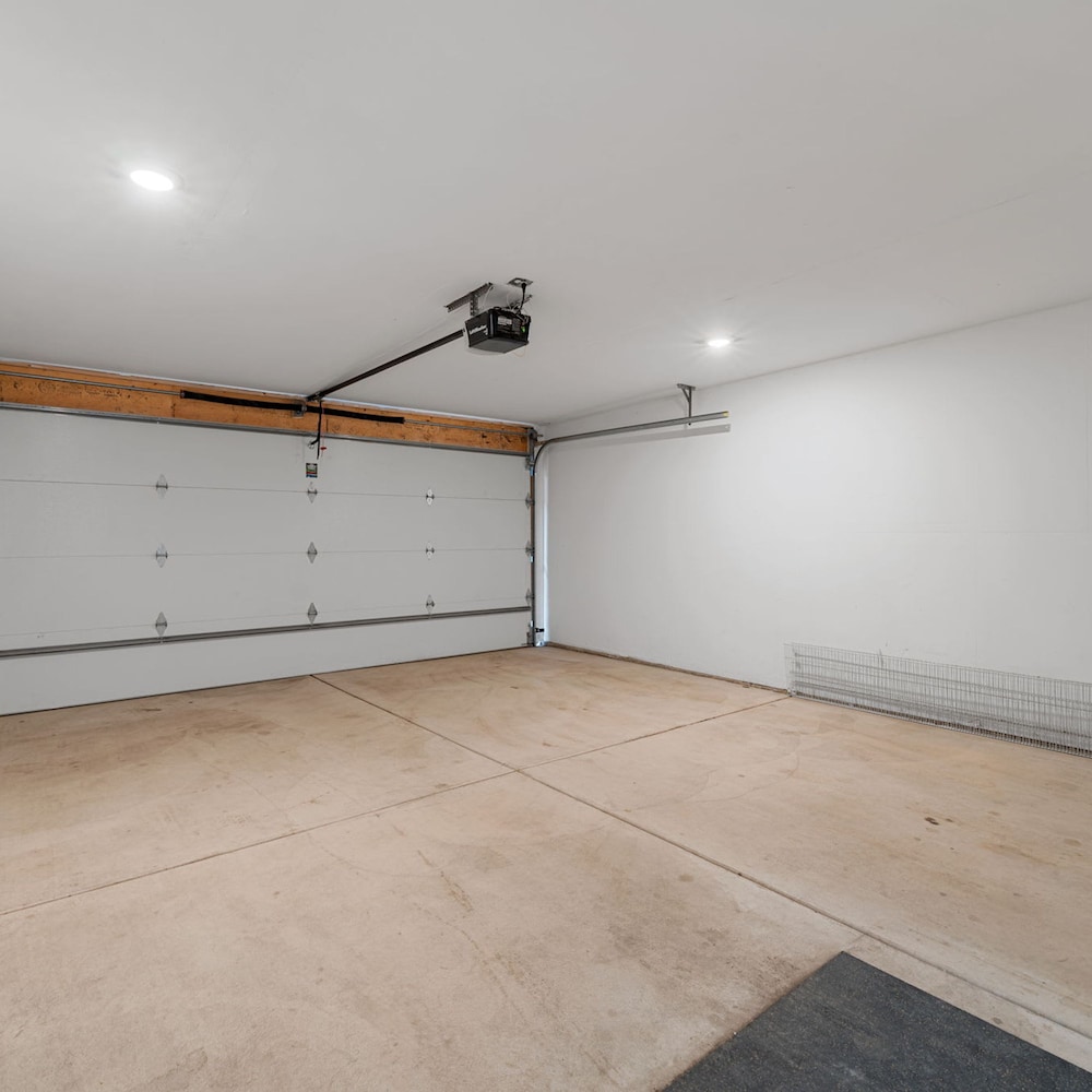 Magnificent NEW Home w 8 Beds Free Parking