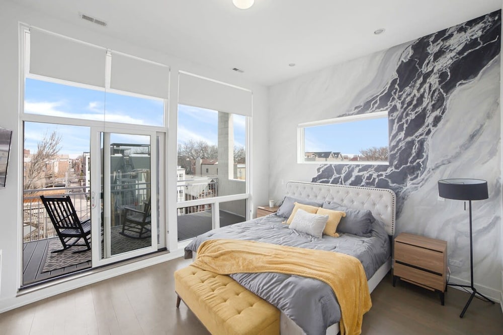 4-bedroom Penthouse w 2 Large Balconies Rooftop