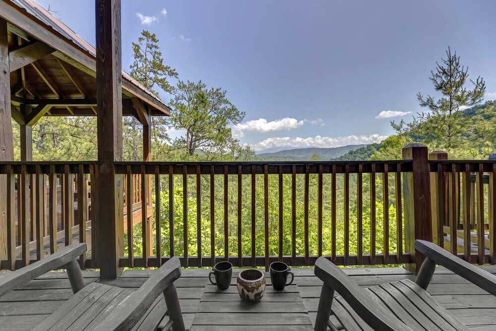 A Suite Mountain View - 4 Bedrooms, 4 Baths, Sleeps 12 Home by RedAwning