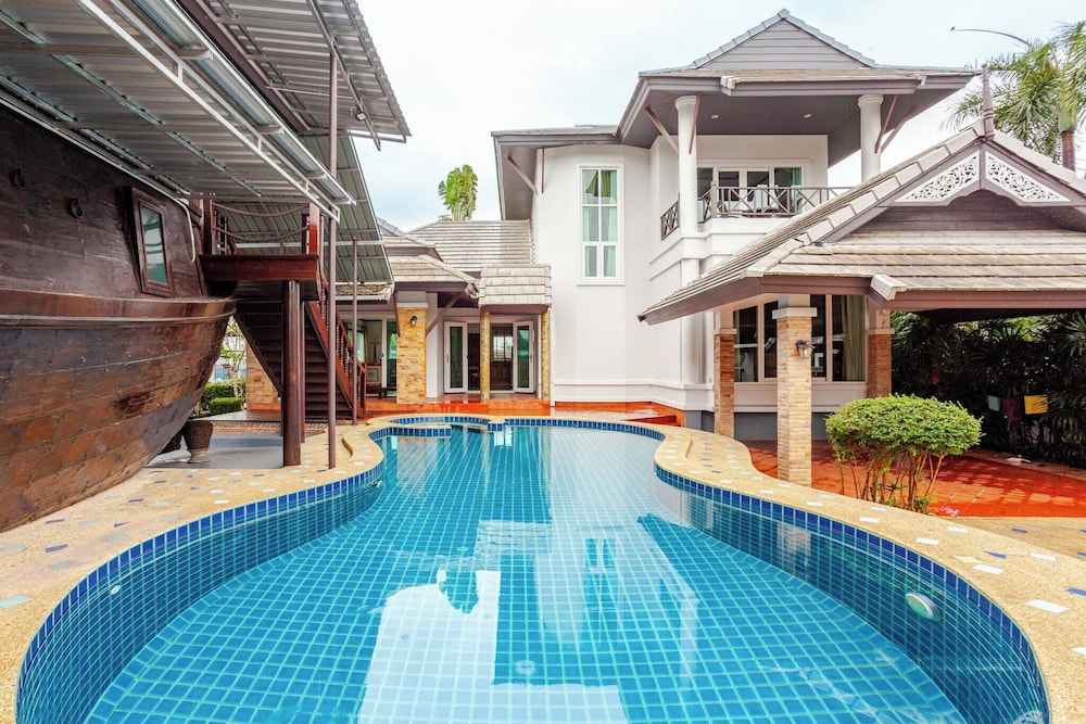 Luxury Iconic Royal Boat Pool Villa North Pattaya