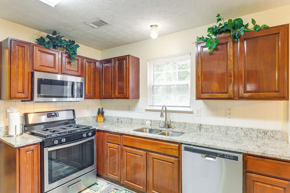 Pet-friendly Home w/ Pool Access in Snellville!