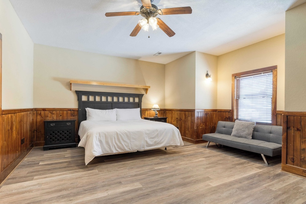 Luxury Cabin Sleeps 19 Game Room, Hot Tub Dollywood Alpine Mountain Lodge