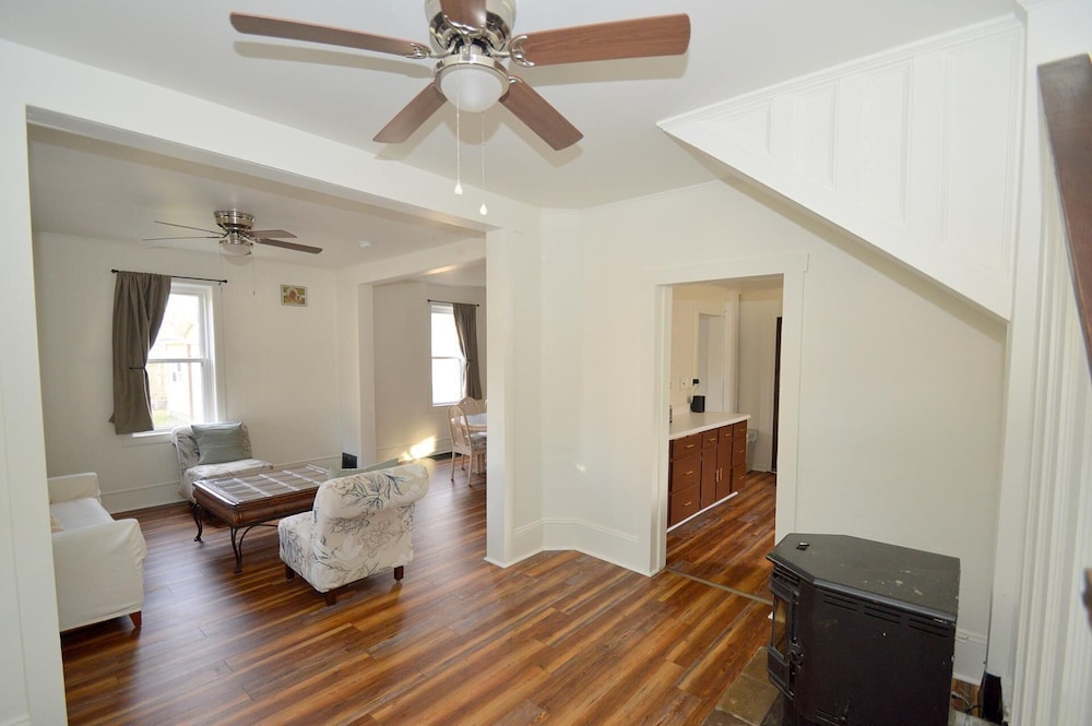 Broadway Cottage - Convenient Location!