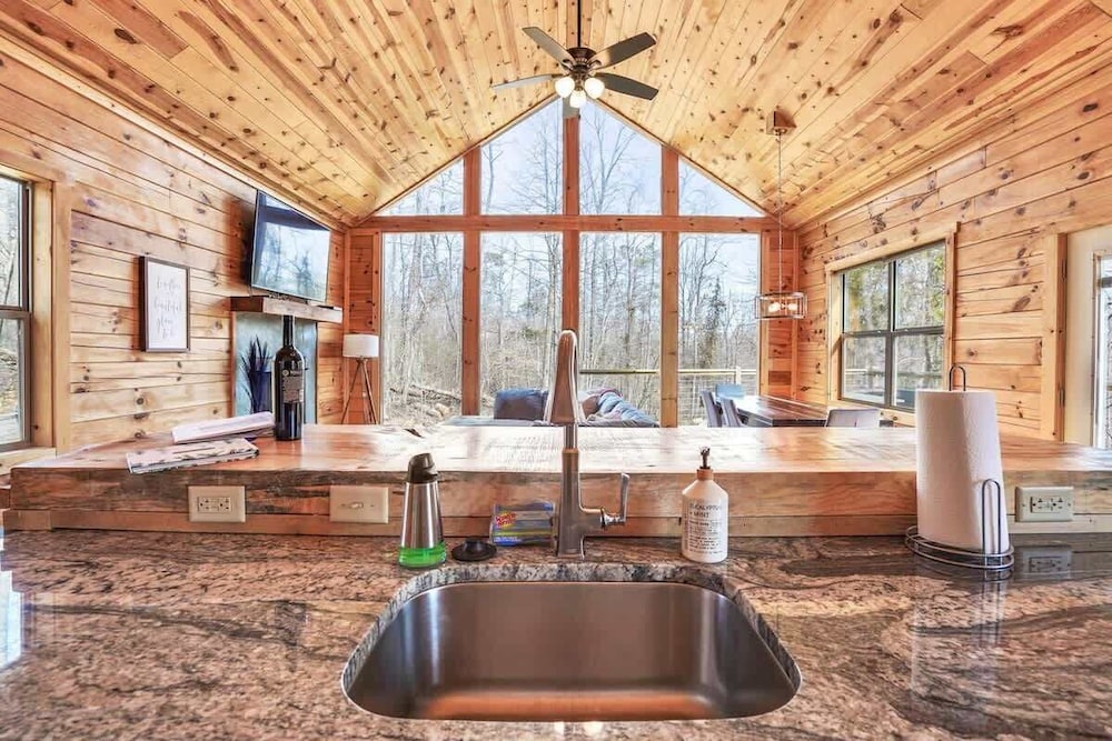 Modern Luxury I Hot Tub I Hiking